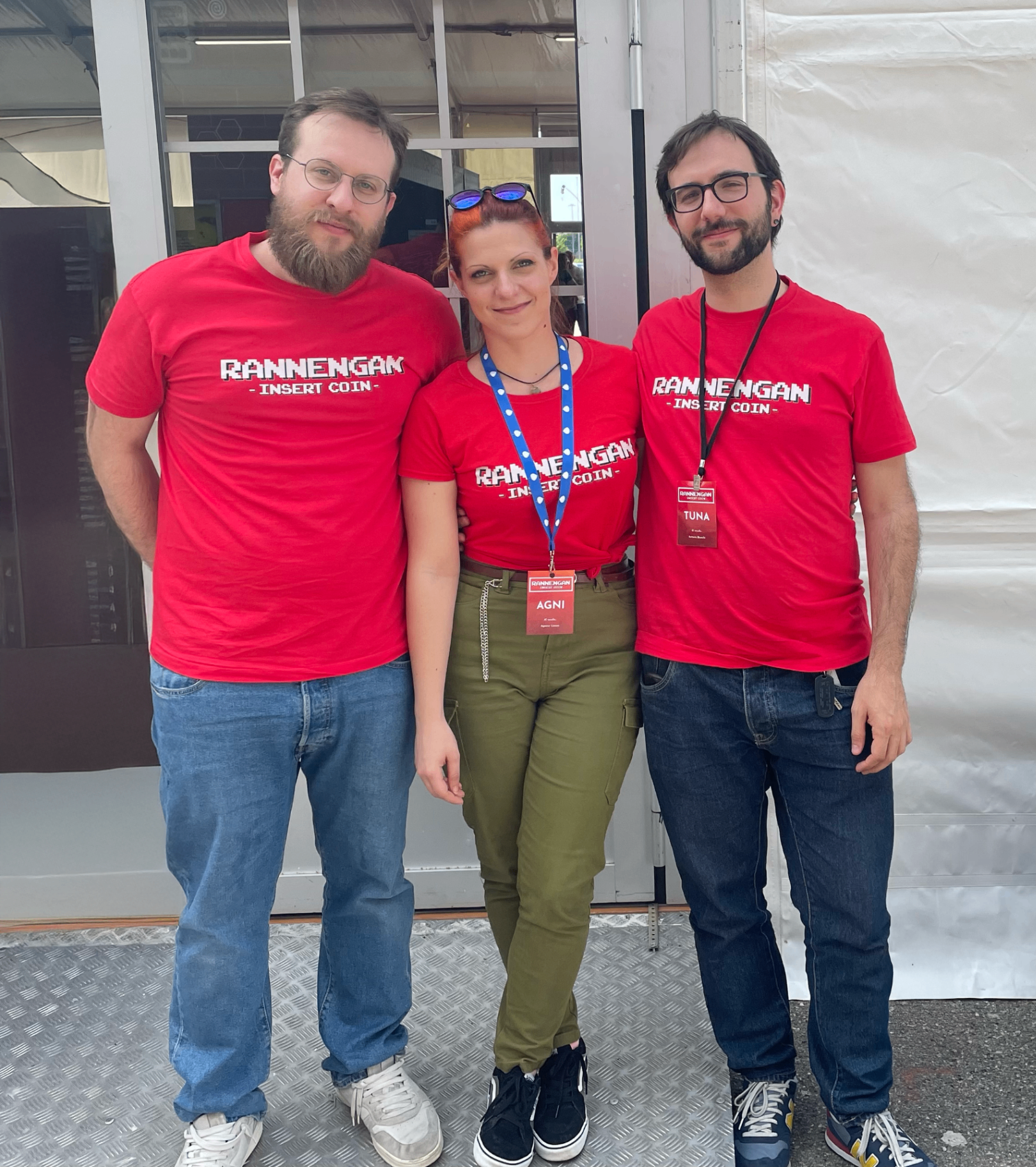 Materiali per eventi con il logo Giochi Tuna indossati dal team